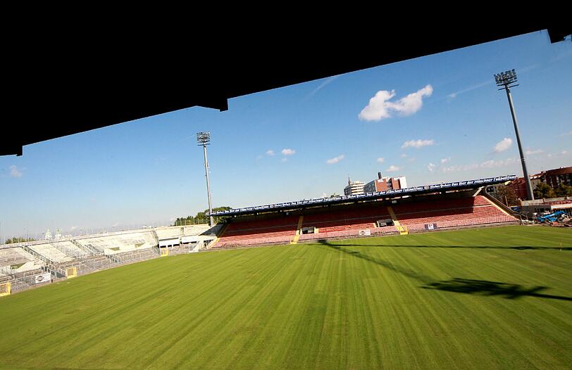 Der Rollrasen wächst an, die Heizung darunter ist installiert, im Juli 2013 soll das alte Grünwalder Stadion dann ein "neues Schmuckstück für alle Fußballfans" sein. Die Bilder vom Baustellenrundgang