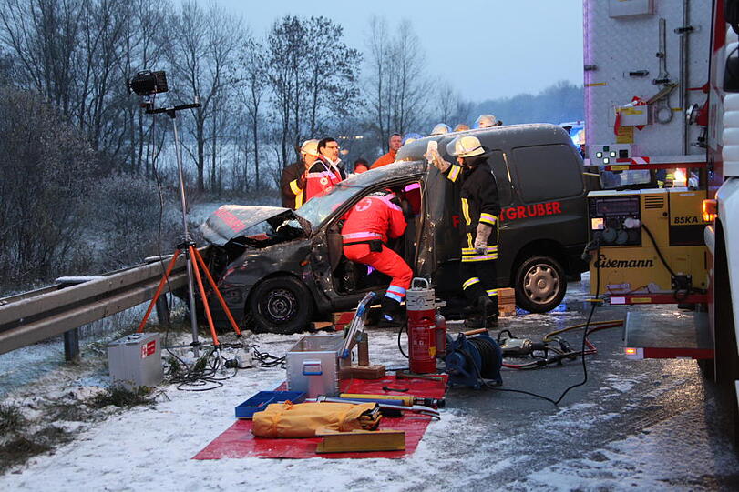 Schwerer Unfall auf dr A94 bei Töging: Ein Lkw ist ein Unfall-Auto gerast. Ein Mensch kam bei dem Crash ums Leben. Die Bilder.