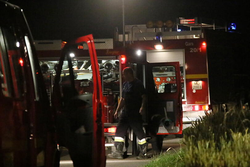 Später Rettungseinsatz in Gars: Gegen 01 Uhr rettete die Feuerwehr einen Mann aus dem Inn.