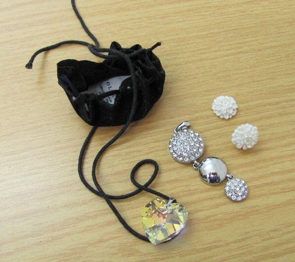 Teile der Beute. Die Diebe erbeuteten Schmuck und Uhren aber auch Elektrogeräte.