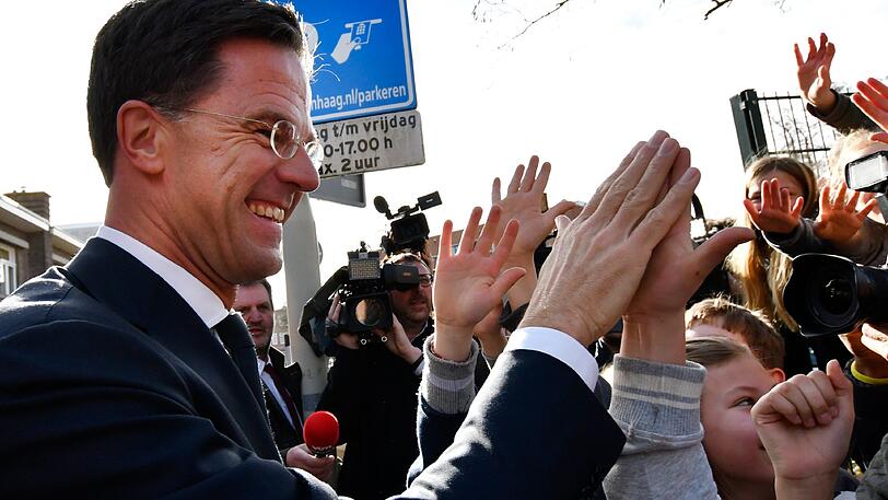 Der niederländische Ministerpräsident Mark Rutte, nachdem er in einem Wahllokal seine Stimme abgegeben hatte.