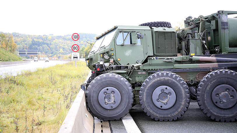 Ein kurioser Unfall der US Army legte am Samstag die A9 lahm. Die Bilder.