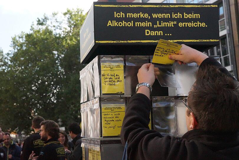 Sich gut fühlen, auch ohne Alkohol - mit originellen Aktionen will eine Kampagne Jugendliche über die Risiken von übermäßigem Alkoholkonsum aufklären.