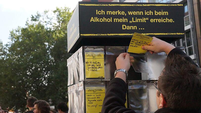 Sich gut fühlen, auch ohne Alkohol - mit originellen Aktionen will eine Kampagne Jugendliche über die Risiken von übermäßigem Alkoholkonsum aufklären. Sich gut fühlen, auch ohne Alkohol - mit originellen Aktionen will eine Kampagne Jugendliche über die Risiken von übermäßigem Alkoholkonsum aufklären.