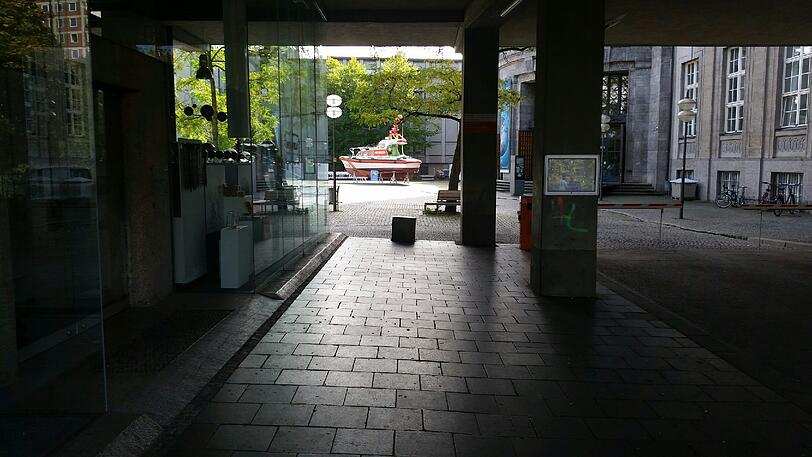 Im Innenhof des Deutschen Museums ist ein Baggerfahrer auf eine Weltkriegsbombe gestoßen.