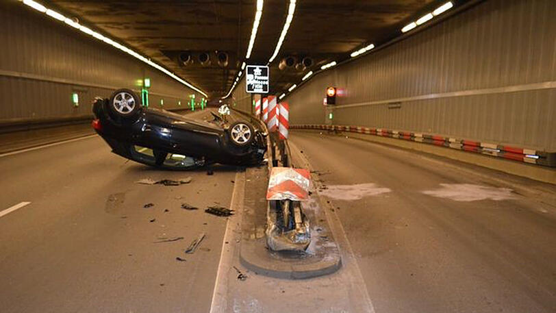 Das Auto liegt auf dem Dach, zuvor hatte es sich im Tunnel überschlagen.