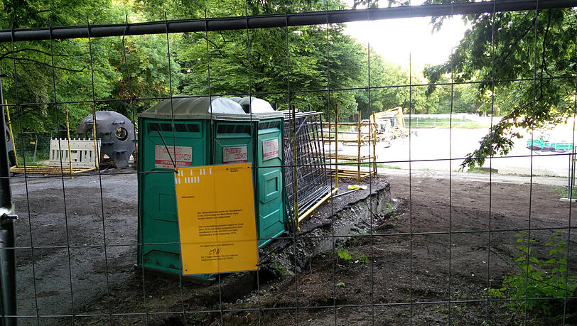 Der Beton-Bolzplatz wird abgerissen, hier entstehen unter anderem ein Volleyballfeld und ein Streetballfeld. Der Beton-Bolzplatz wird abgerissen, hier entstehen unter anderem ein Volleyballfeld und ein Streetballfeld.