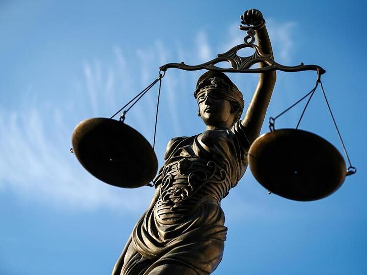 Eine Statue der Justitia hält eine Waage in ihrer Hand. Foto: David-Wolfgang Ebener/dpa/Archivbild