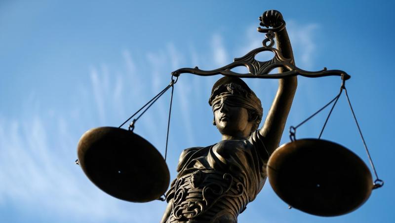 Eine Statue der Justitia hält eine Waage in ihrer Hand. Foto: David-Wolfgang Ebener/dpa/Archivbild Eine Statue der Justitia hält eine Waage in ihrer Hand. Foto: David-Wolfgang Ebener/dpa/Archivbild
