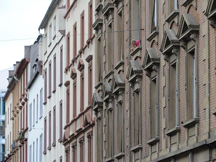 Laut Mietpreisbremse darf die Miete bei neuen Verträgen in Gebieten mit angespanntem Wohnungsmarkt nicht mehr als zehn Prozent über der "ortsüblichen Vergleichsmiete" liegen.