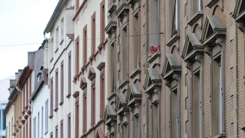 Laut Mietpreisbremse darf die Miete bei neuen Verträgen in Gebieten mit angespanntem Wohnungsmarkt nicht mehr als zehn Prozent über der "ortsüblichen Vergleichsmiete" liegen. Laut Mietpreisbremse darf die Miete bei neuen Verträgen in Gebieten mit angespanntem Wohnungsmarkt nicht mehr als zehn Prozent über der "ortsüblichen Vergleichsmiete" liegen.
