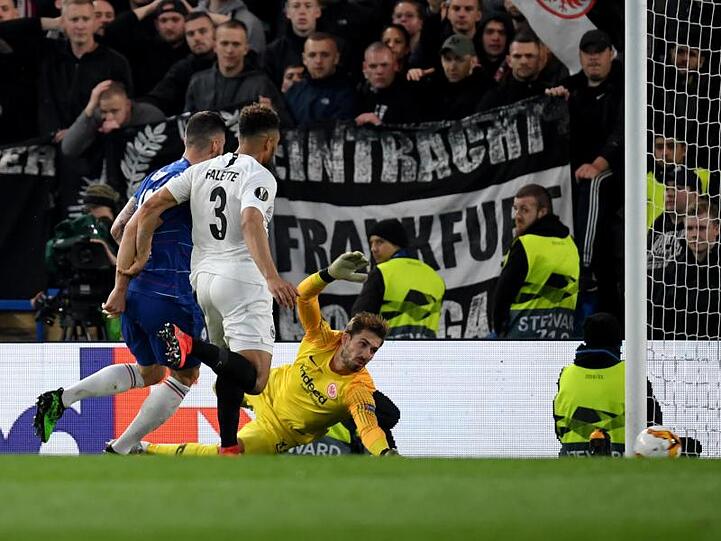 Ruben Loftus-Cheek (l) lässt Eintracht-Keeper Kevin Trapp keine Chance und trifft zum 1:0 für Chelsea.