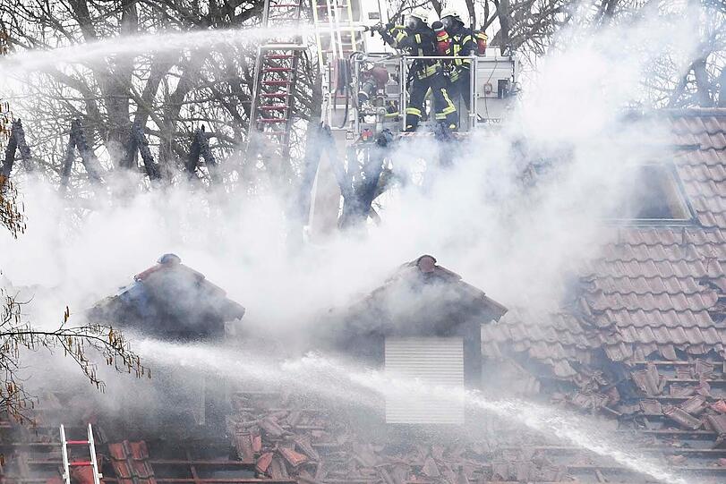 Trotz des schnellen Eingreifens der Feuerwehren brannte der Dachstuhl komplett aus.