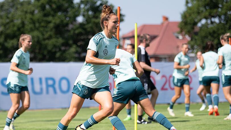 Lina Magull bei der Durchführung einer Übung im Training der deutschen Auswahl.