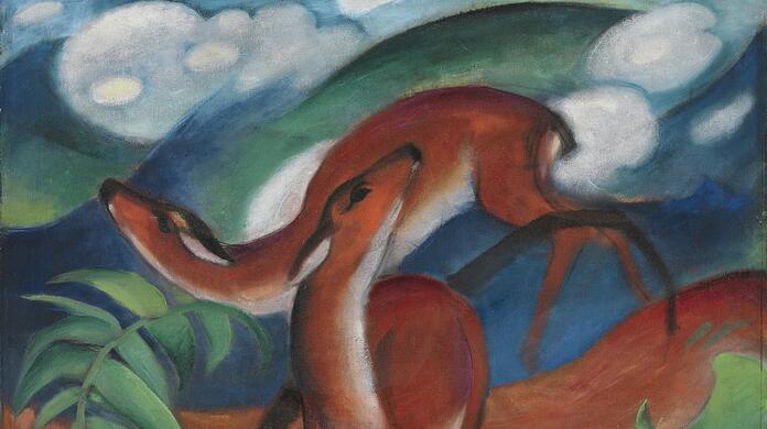 Franz Marcs "Rote Rehe II" sind 1912 entstanden und fügen sich so sehr in die Formen der Landschaft ein, dass sie sich im Grunde nur durch ihre Farbe abheben.