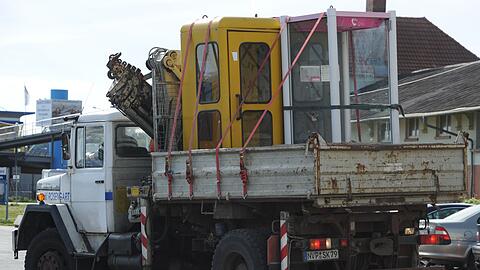Der Abbau läuft schon seit langem: Hier werden in Sassnitz (Mecklenburg-Vorpommern) im Jahr 2010 zwei Telefonhäuschen zur Entsorgung abtransportiert. (Archivbild)