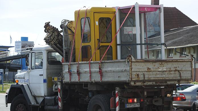 Der Abbau l&auml;uft schon seit langem: Hier werden in Sassnitz (Mecklenburg-Vorpommern) im Jahr 2010 zwei Telefonh&auml;uschen zur Entsorgung abtransportiert. (Archivbild)