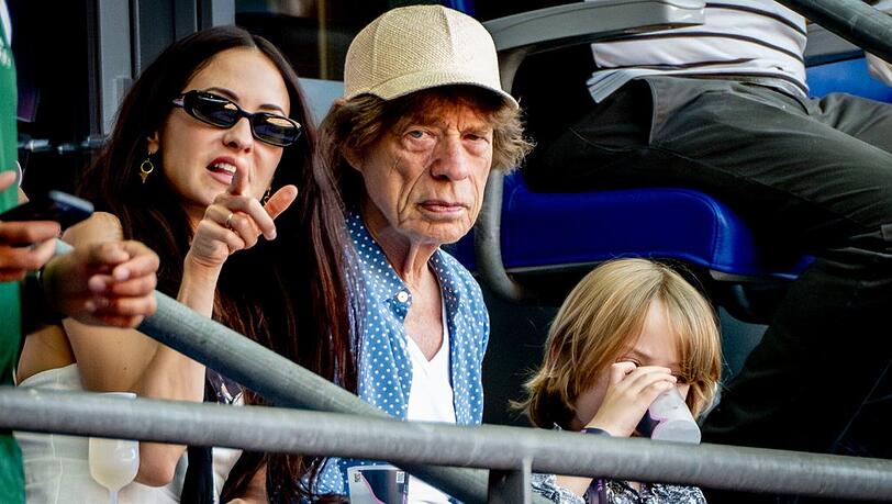 Mick Jagger mit Melanie Hamrick und dem gemeinsamen Sohn Deveraux bei den Olympischen Spielen 2024 in Paris. Mick Jagger mit Melanie Hamrick und dem gemeinsamen Sohn Deveraux bei den Olympischen Spielen 2024 in Paris.