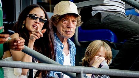 Mick Jagger mit Melanie Hamrick und dem gemeinsamen Sohn Deveraux bei den Olympischen Spielen 2024 in Paris.