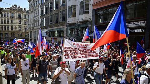 Hunderte zogen bei dem Protestmarsch gegen den Sudetendeutschen Tag durch Brno (Brünn). Hunderte zogen bei dem Protestmarsch gegen den Sudetendeutschen Tag durch Brno (Brünn).