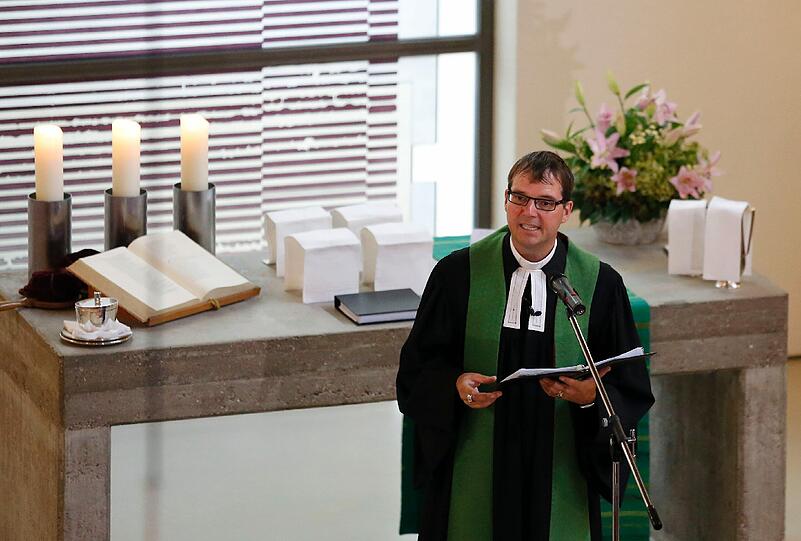 Pfarrer Ralf Schmidt spricht am Sonntag (05.08.12) in Wiesbaden im Stadtteil Mainz-Kastel in der Evangelischen Erloesergemeinde waehrend eines erotischen Gottesdienstes zu seiner Gemeinde. Der Gottesdienst fand unter dem Motto "Im Weinberg der Liebe" statt.