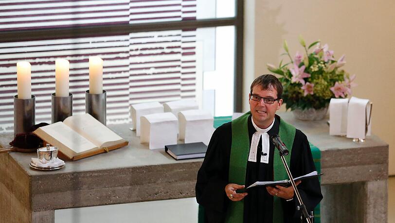 Pfarrer Ralf Schmidt spricht am Sonntag (05.08.12) in Wiesbaden im Stadtteil Mainz-Kastel in der Evangelischen Erloesergemeinde waehrend eines erotischen Gottesdienstes zu seiner Gemeinde. Der Gottesdienst fand unter dem Motto "Im Weinberg der Liebe" statt. Pfarrer Ralf Schmidt spricht am Sonntag (05.08.12) in Wiesbaden im Stadtteil Mainz-Kastel in der Evangelischen Erloesergemeinde waehrend eines erotischen Gottesdienstes zu seiner Gemeinde. Der Gottesdienst fand unter dem Motto "Im Weinberg der Liebe" statt.