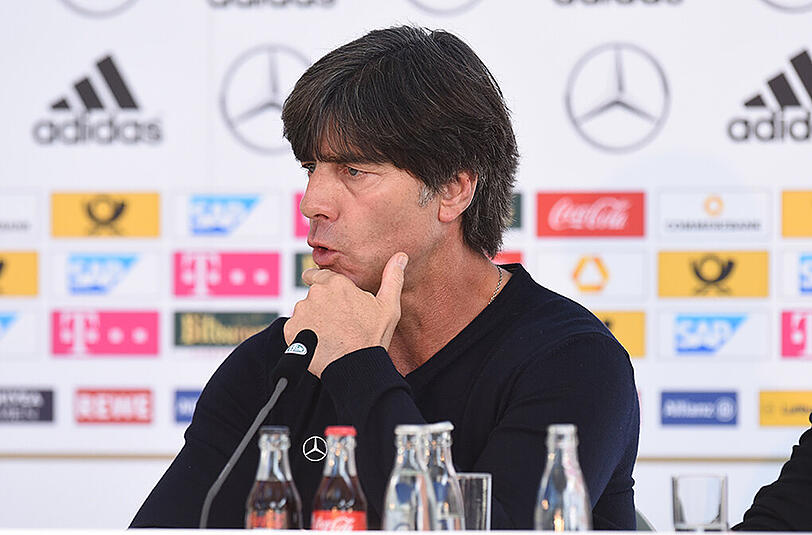 Joachim Löw bei der Pressekonferenz vor dem EM-Quali-Spiel gegen Irland.