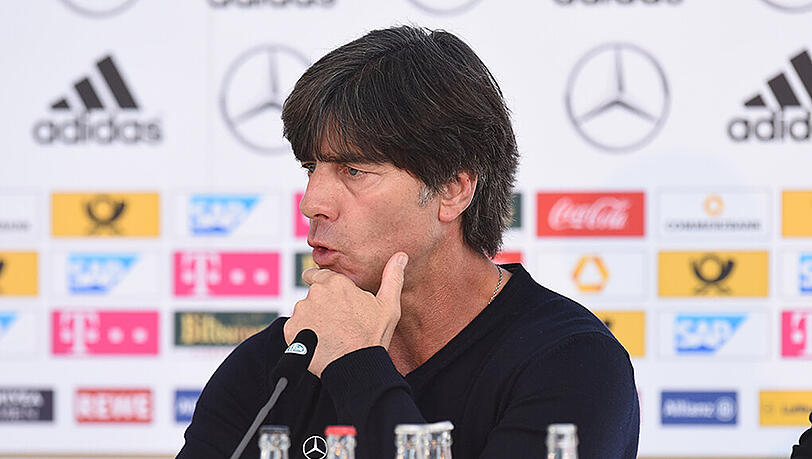 Joachim Löw bei der Pressekonferenz vor dem EM-Quali-Spiel gegen Irland. Joachim Löw bei der Pressekonferenz vor dem EM-Quali-Spiel gegen Irland.