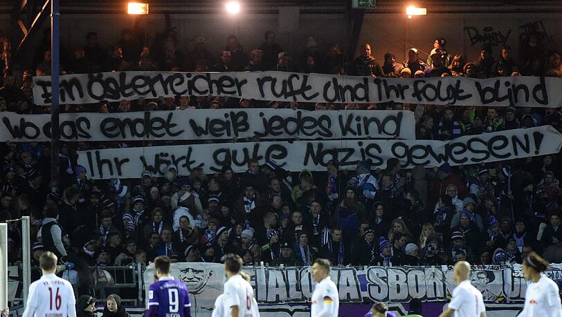 Mit diesem Banner haben die Fans von Erzgebirge Aue für einen Eklat gesorgt. Mit diesem Banner haben die Fans von Erzgebirge Aue für einen Eklat gesorgt.