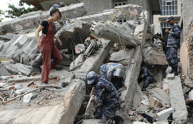 Ausnahmezustand in Kathmandu: Nach dem schwersten Erdbeben seit über 80 Jahren wurde in Nepal der Notstand ausgerufen. Die erschütternden Bilder.