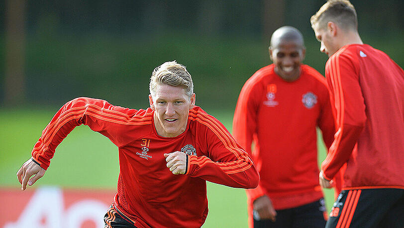 Bastian Schweinsteiger im Kreise seiner Teamkollegen. Bastian Schweinsteiger im Kreise seiner Teamkollegen.