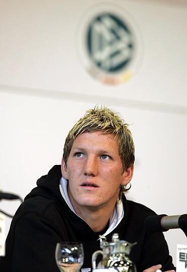 4. Juni: Bastian Schweinsteiger bei der DFB-Pressekonferenz vor seinem Debüt in der A-nationalmannschaft gegen Ungarn.