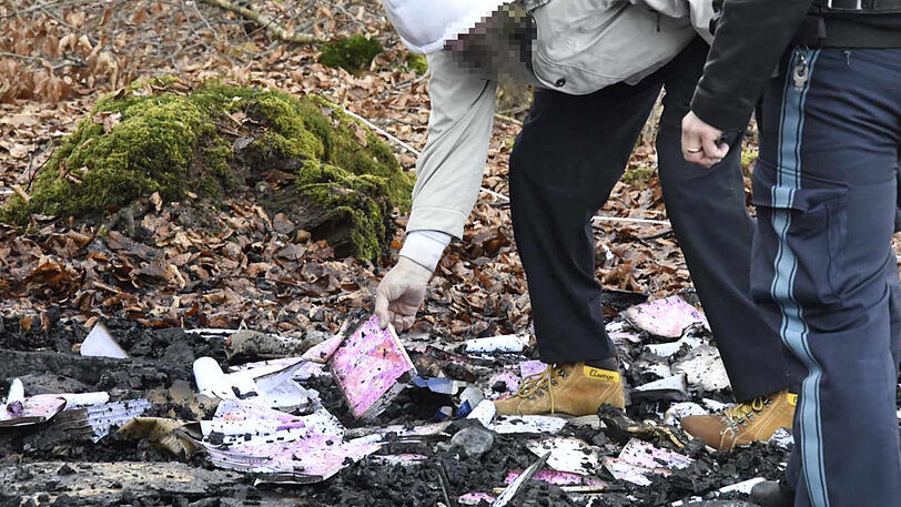 Die Bilder vom Feuerwehreinsatz am Freitag. Der Mann lebte in einer provisorischen Unterkunft in einem Waldstück bei Vaterstetten.