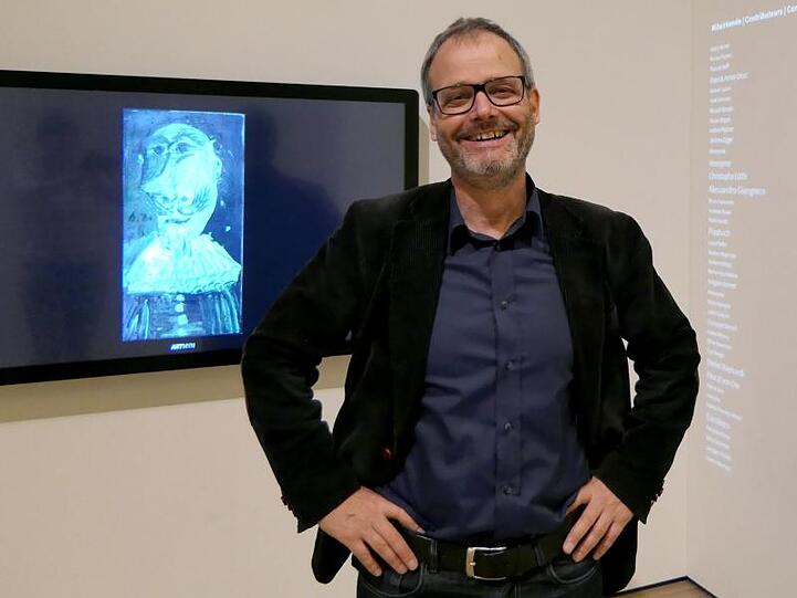 Thomas Soraperra, kaufmännischer Direktor Kunstmuseum Bern - Zentrum Paul Klee, steht im Zentrum Paul Klee vor einem Monitor mit dem Picasso-Gemälde "Büste des Musketiers".