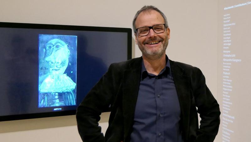 Thomas Soraperra, kaufmännischer Direktor Kunstmuseum Bern - Zentrum Paul Klee, steht im Zentrum Paul Klee vor einem Monitor mit dem Picasso-Gemälde "Büste des Musketiers". Thomas Soraperra, kaufmännischer Direktor Kunstmuseum Bern - Zentrum Paul Klee, steht im Zentrum Paul Klee vor einem Monitor mit dem Picasso-Gemälde "Büste des Musketiers".