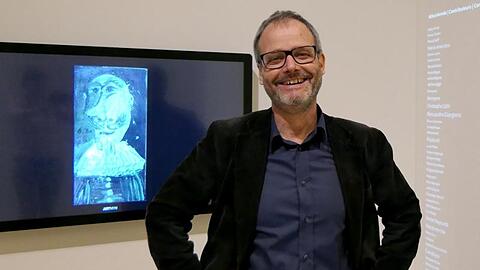 Thomas Soraperra, kaufmännischer Direktor Kunstmuseum Bern - Zentrum Paul Klee, steht im Zentrum Paul Klee vor einem Monitor mit dem Picasso-Gemälde "Büste des Musketiers".