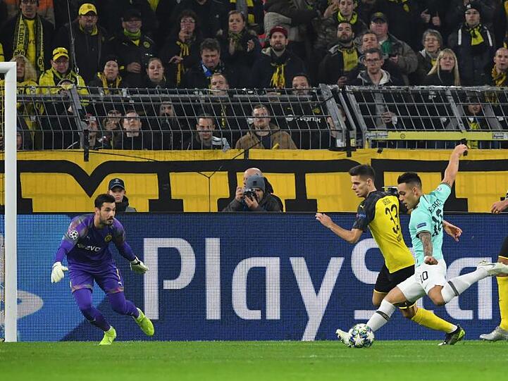 Mailands Lautaro Martinez (r) kommt zum Torschuss gegen BVB-Keeper Roman Bürki (l).