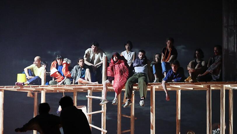 Das Ensemble des Gärtnerplatz-Balletts - gestrandet nach einem Sturm in Ina Christel Johannessens Tanz-Version des Dramas von William Shakespeare.