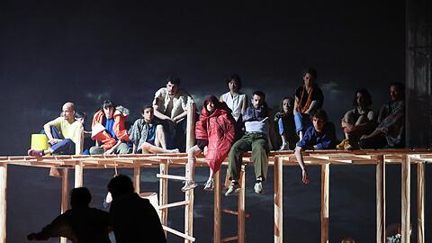 Das Ensemble des Gärtnerplatz-Balletts - gestrandet nach einem Sturm in Ina Christel Johannessens Tanz-Version des Dramas von William Shakespeare.