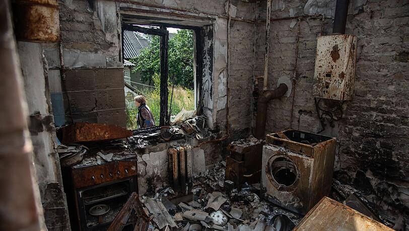 Blick in ein durch russischen Beschuss zerstörtes Wohnhaus in Horenka.