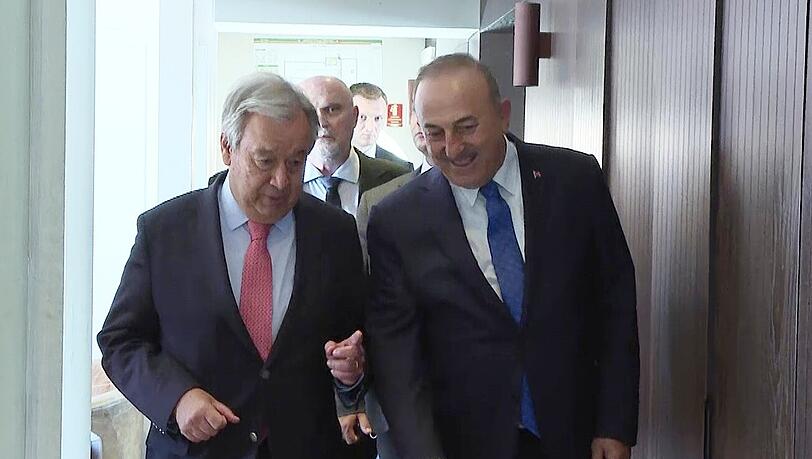 In diesem Standbild aus einem vom türkischen Außenministerium veröffentlichten Handout-Video spricht Antonio Guterres (links), Generalsekretär der Vereinten Nationen (UN), während eines Treffens mit dem türkischen Außenminister Mevlut Cavusoglu. In diesem Standbild aus einem vom türkischen Außenministerium veröffentlichten Handout-Video spricht Antonio Guterres (links), Generalsekretär der Vereinten Nationen (UN), während eines Treffens mit dem türkischen Außenminister Mevlut Cavusoglu.