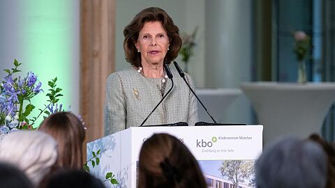 Königin Silvia von Schweden nimmt an der Eröffnung des Childhood-Hauses teil.