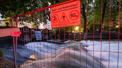 Die Ermittlungen zum Unfalltod einer Surferin auf der Münchner Eisbach-Welle sind abgeschlossen. (Archivbild)