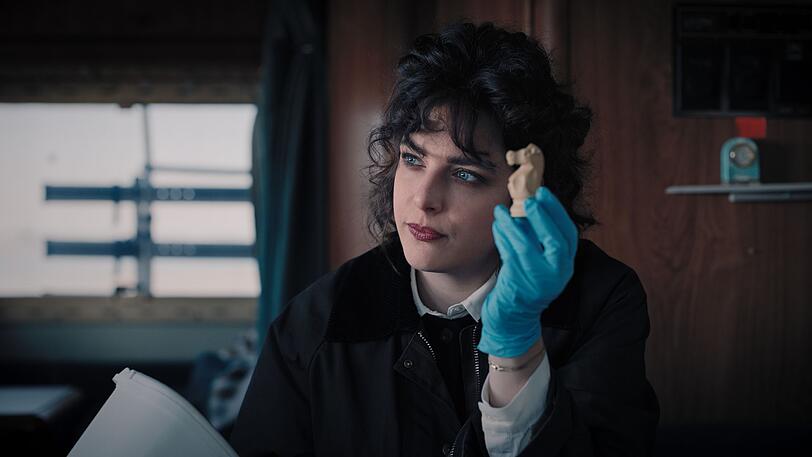 Mara Eisler (Anna Werner Friedmann) fragt sich, was die vielen Schachfiguren zu bedeuten haben, die überall aufzutauchen scheinen. Mara Eisler (Anna Werner Friedmann) fragt sich, was die vielen Schachfiguren zu bedeuten haben, die überall aufzutauchen scheinen.