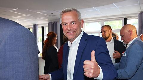 AfD-Kandidat Holm meldet Anspruch auf die Regierung an.
