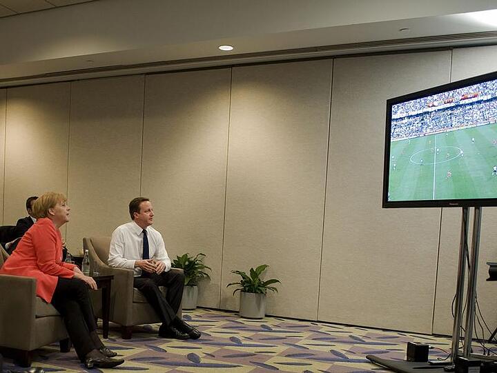 Bundeskanzlerin Angela Merkel schaute sich in Toronto das DFB-Achtelfinale an.