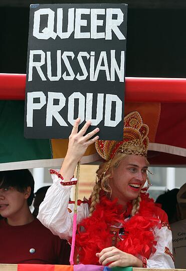 Vor allem in Russland können viele Schwule und Lesben ihre Sexualität nicht frei ausleben. Der Christopher Street Day in Berlin wirbst für mehr Toleranz.