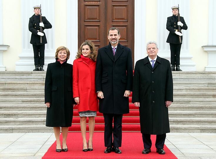 Bundespräsident Joachim Gauck und seine Lebensgefährtin Daniela Schadt empfangen vor dem Schloss Bellevue in Berlin Spaniens König Felipe VI. und Königin Letizia.