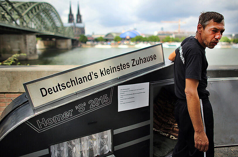 Der Arbeitslose Maik Stolze in seinem selbstgebauten Wohnwagen am Rheinufer in Köln.