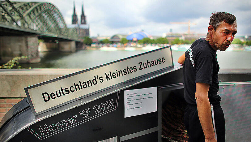 Der Arbeitslose Maik Stolze in seinem selbstgebauten Wohnwagen am Rheinufer in Köln. Der Arbeitslose Maik Stolze in seinem selbstgebauten Wohnwagen am Rheinufer in Köln.